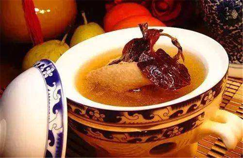 簡小葉食譜｜金線蓮?fù)岭u湯，具有清熱涼血、滋補肝臟之效。
