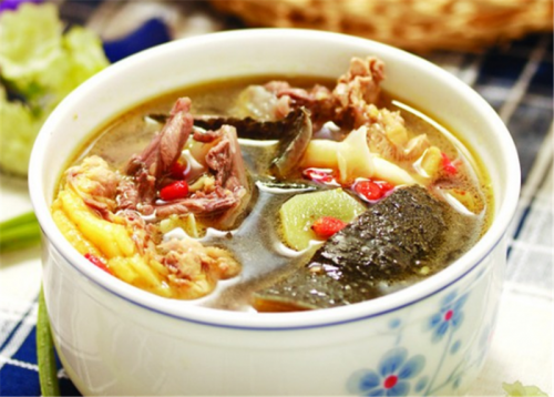 簡小葉食譜｜金線蓮甲魚湯，具有平肝火、降血壓、除斑之效。