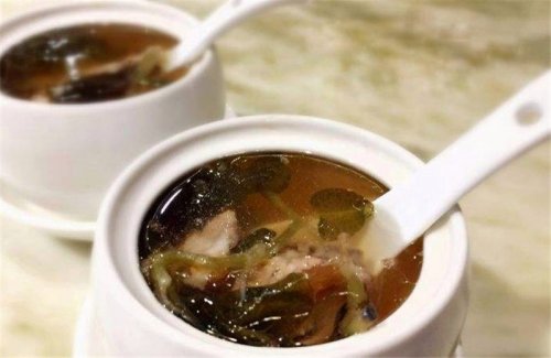 簡小葉食譜｜金線蓮排骨湯，此湯具有健脾、潤肺、保肝、祛濕之效。