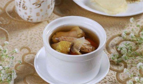 簡小葉食譜｜金線蓮鴿子湯：此湯具有滋腎益氣，祛風(fēng)解毒之效。